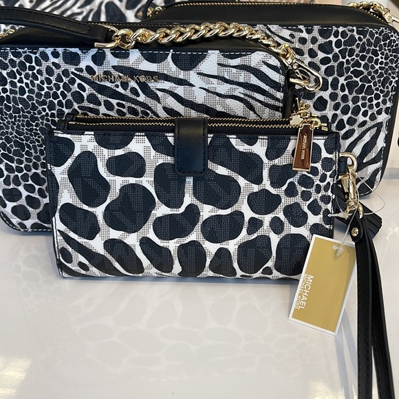 MICHAEL KORS LARGE DOUBLE ZIP WRISTLET WALLET PHONE CASE CLUTCH
Black Multi - Picture 6 of 16